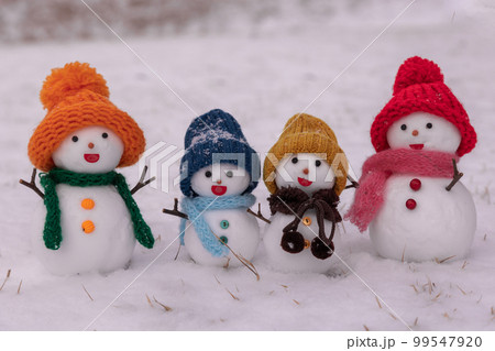 雪上の雪だるまたちの写真素材 [99547920] - PIXTA