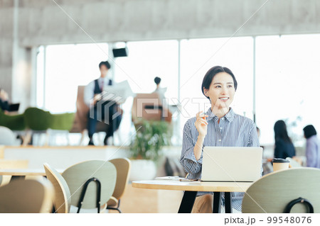 デザイナーズオフィスで働くビジネスウーマン 99548076
