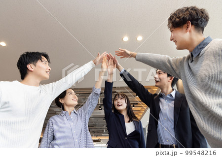オシャレなデザイナーズオフィスで働く人々 円陣 気合い エイエイオー オシャレなデザイナーズオフィスで働く人々 円陣 気合い エイエイオー 99548216