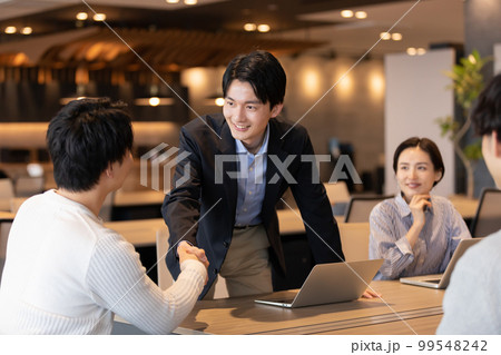 握手　商談　契約　成立　交渉　パートナー 99548242