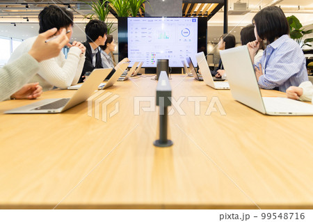 モニターを使って打合せをする男女 99548716