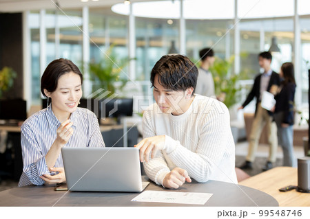 デザイナーズオフィスで働く人々 99548746