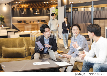 デザイナーズオフィスで働くビジネスマン 99548879