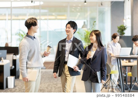 デザイナーズオフィスで働く人々 デザイナーズオフィスで働く人々 99548884