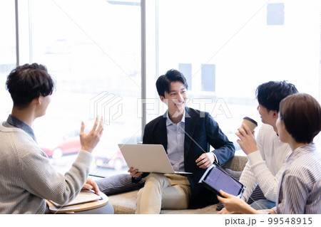デザイナーズオフィスで働く人々 デザイナーズオフィスで働く人々 99548915
