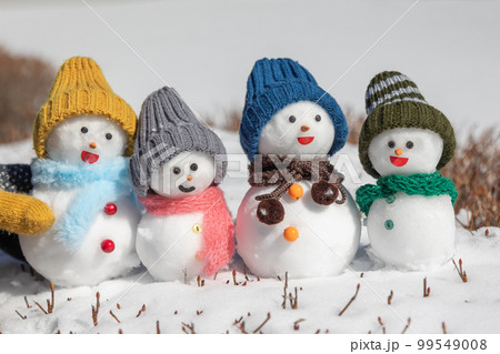 雪上の雪だるまたち 雪上の雪だるまたち 99549008