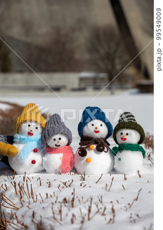 雪上の雪だるまたち 雪上の雪だるまたち 99549009