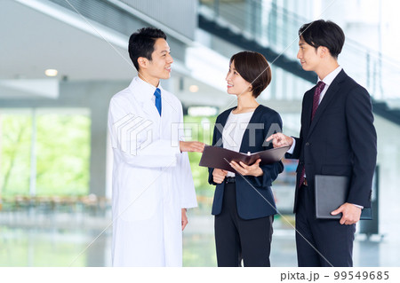 MR　研究　医者　医療　科学　ビジネス　ビジネスマン　オフィス　会議 99549685