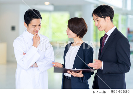 MR　研究　医者　医療　科学　ビジネス　ビジネスマン　オフィス　会議 99549686