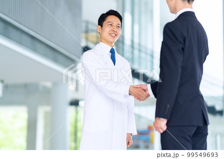MR　研究　医者　医療　科学　ビジネス　ビジネスマン　オフィス　会議 99549693