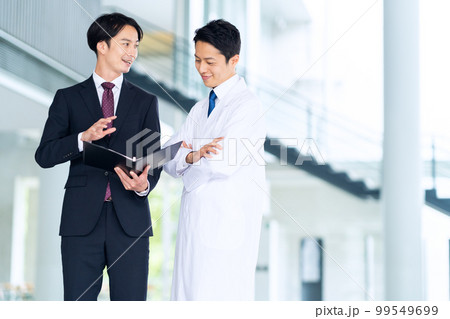 MR　研究　医者　医療　科学　ビジネス　ビジネスマン　オフィス　会議 99549699