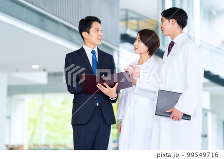 MR　研究　医者　医療　科学　ビジネス　ビジネスマン　オフィス　会議 99549716