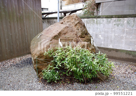 淡路島　岩樟神社の御神石 99551221