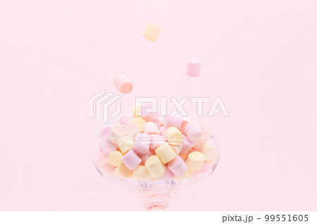 Marmellow air marshmallow close-up on a pink background, pastel colors, light dessert. copy space Marmellow air marshmallow close-up on a pink background, pastel colors, light dessert. copy space 99551605