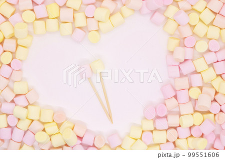 Marmellow air marshmallow close-up on a pink background, pastel colors, light dessert. copy space Marmellow air marshmallow close-up on a pink background, pastel colors, light dessert. copy space 99551606