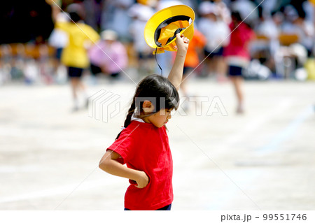 小学校 初めての運動会でダンスを披露する女の子 99551746