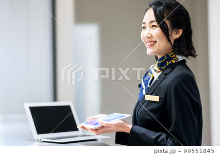 ホテルで受付をする若い女性　撮影協力：LINK FOREST 99551845