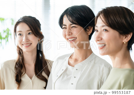 ビジネスパーソン　女性　3人 99553187