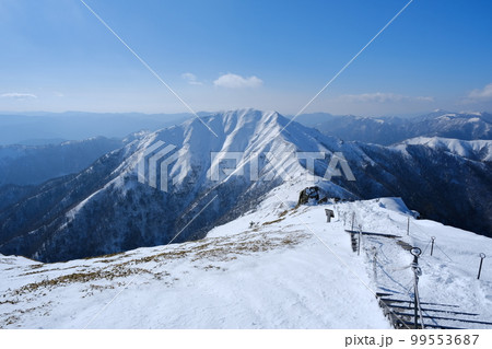 【徳島県】剣山山頂から見る次郎笈 99553687
