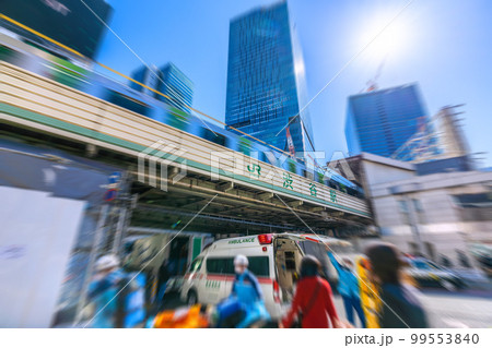 日本の東京都市景観　渋谷駅前に出動した救急車。要請場所に向かう救急隊員たち 99553840