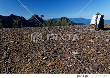 八ヶ岳連峰・硫黄岳山頂から見る八ヶ岳主峰群と南アルプスの山並み 99553937