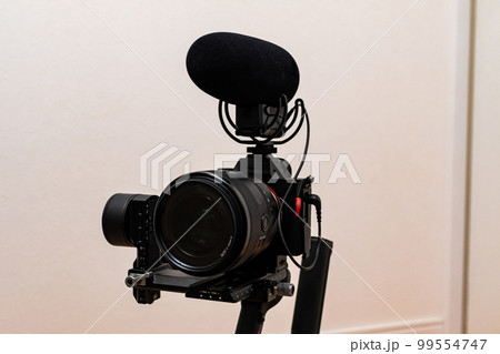 ジンバルにカメラとマイクを取り付けて動画を撮影 99554747