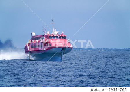 神津島を疾走する高速ジェット船セブンアイランド愛 99554765
