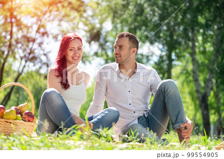 Couple on a picnic in the park 99554905