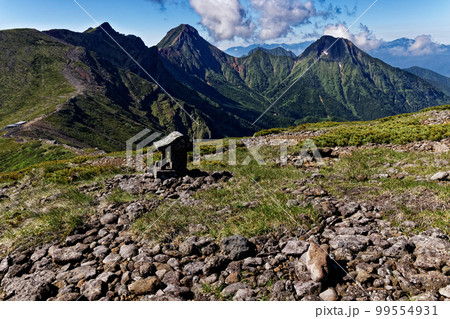 八ヶ岳連峰・硫黄岳山頂の石祠と八ヶ岳主峰群 八ヶ岳連峰・硫黄岳山頂の石祠と八ヶ岳主峰群 99554931