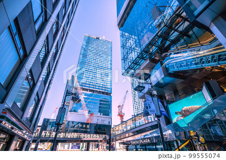 日本の東京都市景観 渋谷中央街から解体が進む渋谷駅などを望む。後方は渋谷スクランブルスクエア 日本の東京都市景観 渋谷中央街から解体が進む渋谷駅などを望む。後方は渋谷スクランブルスクエア 99555074