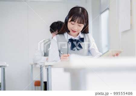 タブレット端末で学習をする高校生 タブレット端末で学習をする高校生 99555486