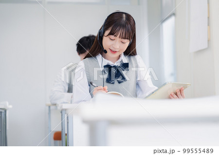 タブレット端末で学習をする高校生 タブレット端末で学習をする高校生 99555489