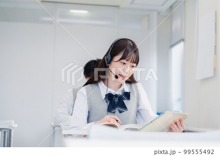 タブレット端末で学習をする高校生 タブレット端末で学習をする高校生 99555492