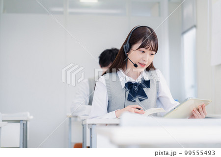 タブレット端末で学習をする高校生 タブレット端末で学習をする高校生 99555493