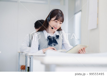タブレット端末で学習をする高校生 タブレット端末で学習をする高校生 99555495