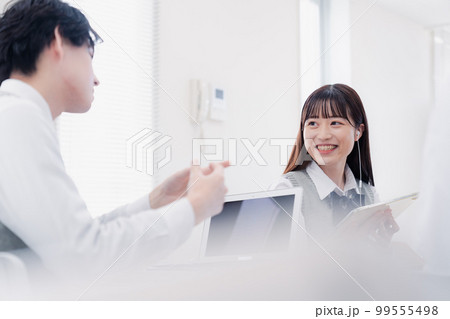 タブレット端末で学習をする高校生 タブレット端末で学習をする高校生 99555498