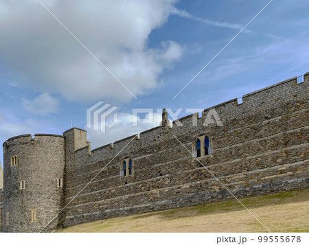 晴れた日のロンドン郊外に建つウィンザー城の城壁 99555678