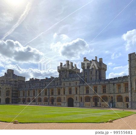 ロンドン郊外にあるイギリス君主公邸ウィンザー城の敷地内に建つお城のような建物 ロンドン郊外にあるイギリス君主公邸ウィンザー城の敷地内に建つお城のような建物 99555681