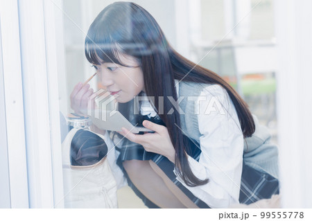 学校でメイクをする女子高生 学校でメイクをする女子高生 99555778