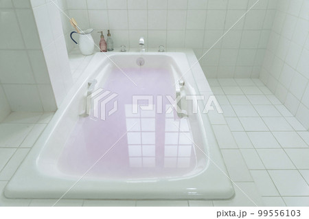 バスルーム イメージ 入浴剤の入ったお湯が張られた浴槽 バスルーム イメージ 入浴剤の入ったお湯が張られた浴槽 99556103
