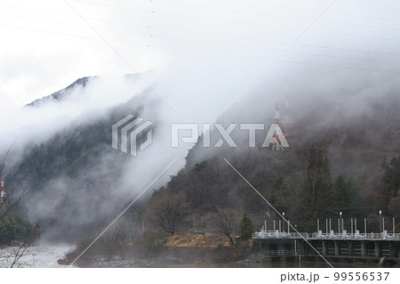 雨の山 雨の山 99556537