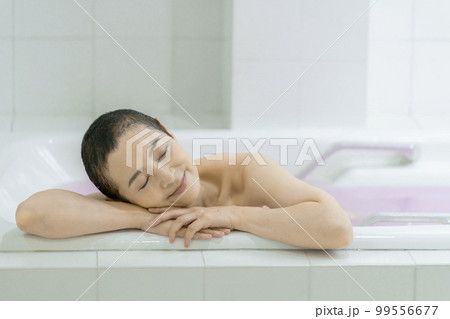 入浴するアラフィフの女性 99556677