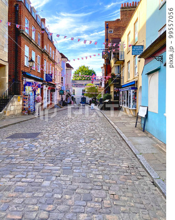 ロンドン郊外 イギリス王室公邸があるウィンザーのユニオンジャックがはためくカラフルな街並み ロンドン郊外 イギリス王室公邸があるウィンザーのユニオンジャックがはためくカラフルな街並み 99557056