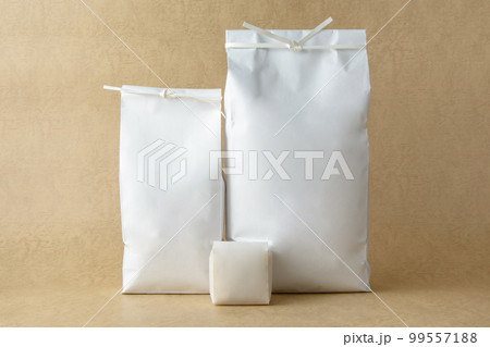 白い紐付きの米袋｜柄の無い 99557188