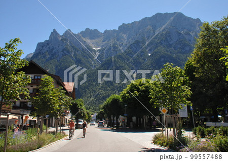 ドイツ、ミッテンヴァルト、バーンホフ通り、カーヴェンデル山 99557488