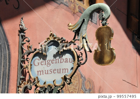 ドイツ、ミッテンヴァルト、ヴァイオリン博物館の看板 ドイツ、ミッテンヴァルト、ヴァイオリン博物館の看板 99557495