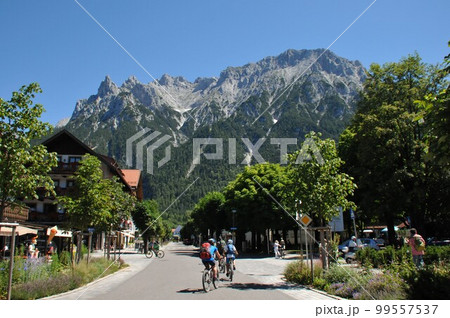 ドイツ、ミッテンヴァルト、バーンホフ通り、カーヴェンデル山 99557537