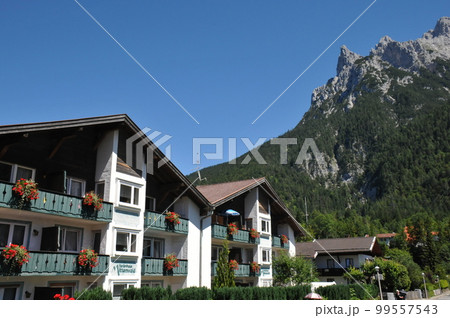 ドイツ、ミッテンヴァルト、花のあるベランダ、カーヴェンデル山 ドイツ、ミッテンヴァルト、花のあるベランダ、カーヴェンデル山 99557543