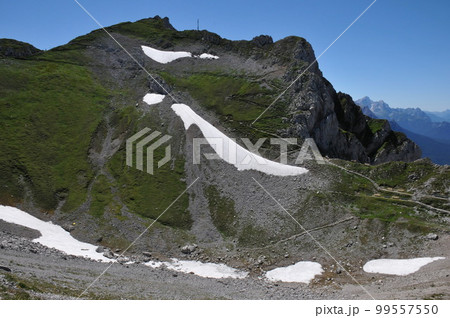 ドイツ、ミッテンヴァルト、カーヴェンデル山からの眺め 99557550