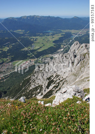 ドイツ、ミッテンヴァルト、カーヴェンデル山からの眺め ドイツ、ミッテンヴァルト、カーヴェンデル山からの眺め 99557583